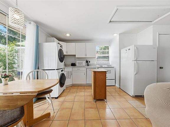2nd image of 206 E 9th Ave