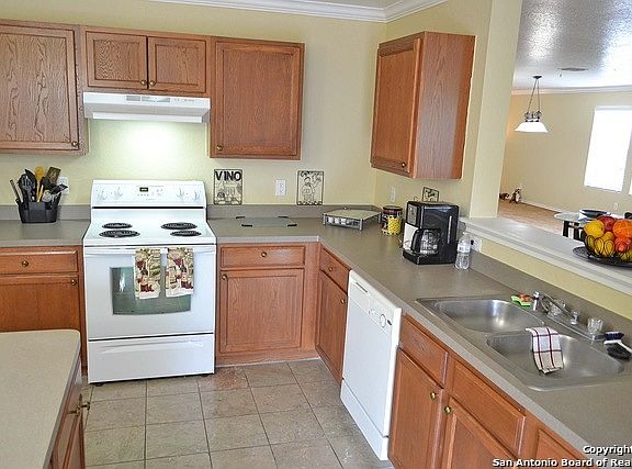 5th image of 430 Shadbush St