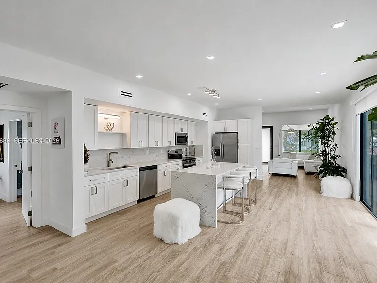 180 SW 38th Ct — Photo 2