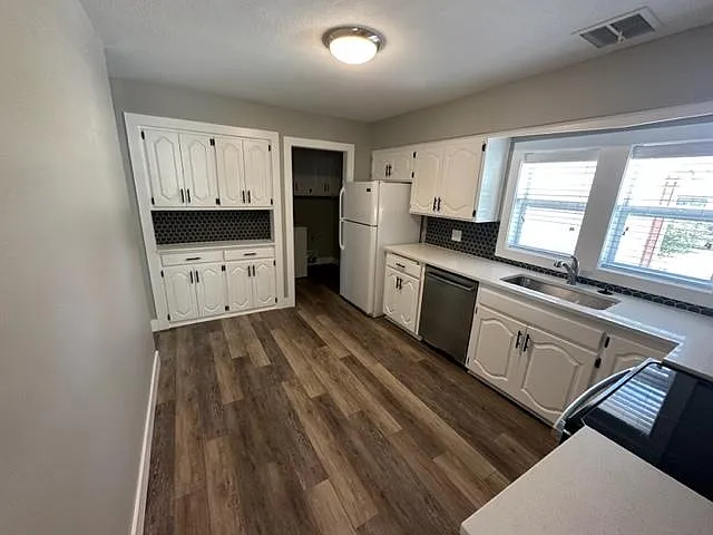 1018 N Denmark Ave — Photo 3