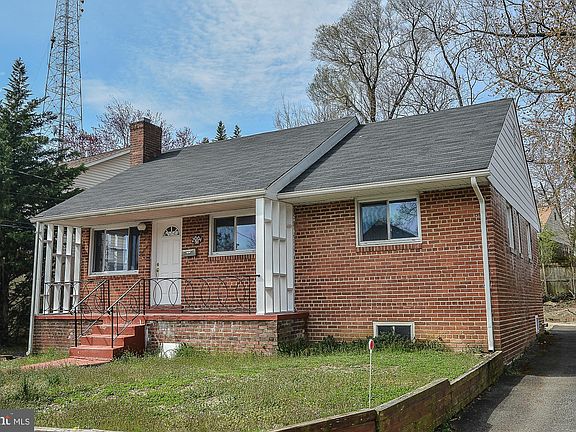 2nd image of 2004 N George Mason Dr