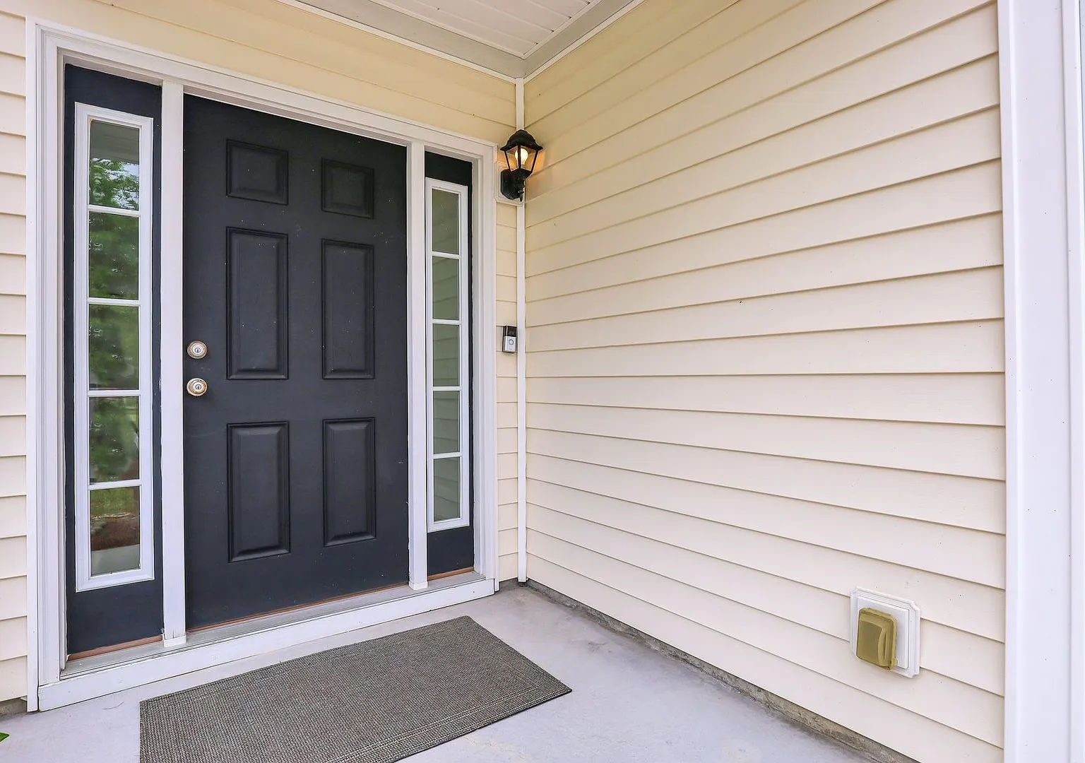 End Unit Townhome For Lease in Godley Park — Photo 3
