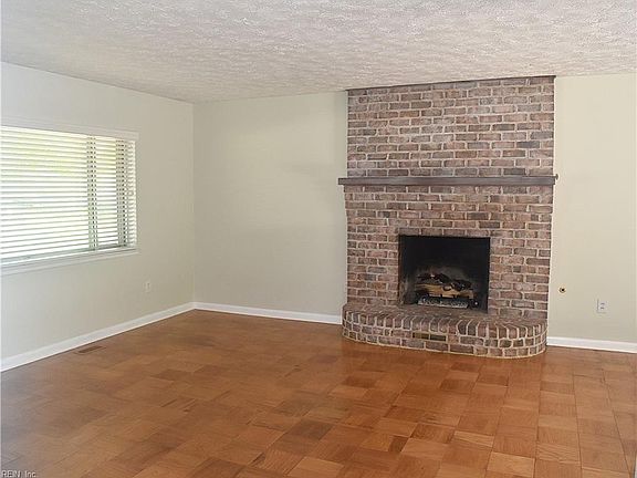 2nd image of 725 Roslyn Rd