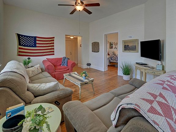 3rd image of 123 College St