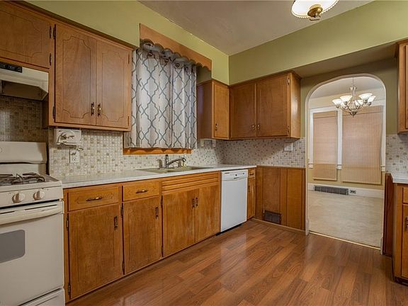 4th image of 1579 Preston Ave