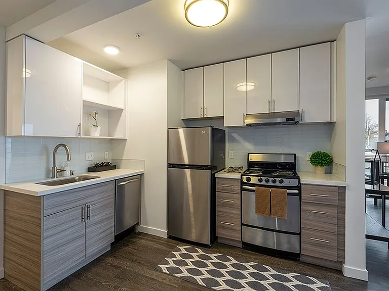 Hamilton- Your Bright, Modern City Home! — Photo 15