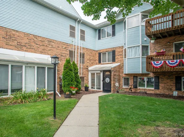 184 Pinewood Dr, Plymouth, MI 48170