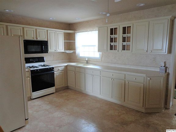 4th image of 3211 Brentwood Dr