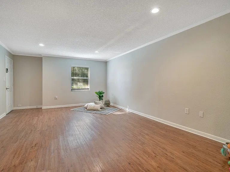 1415-1419 E Gore St — Photo 17