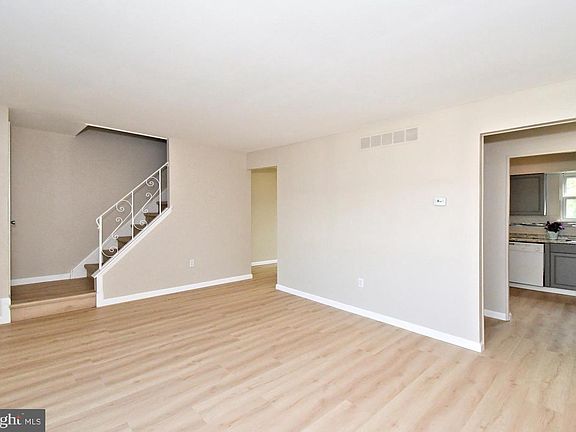 4th image of 2821 N Ford Dr
