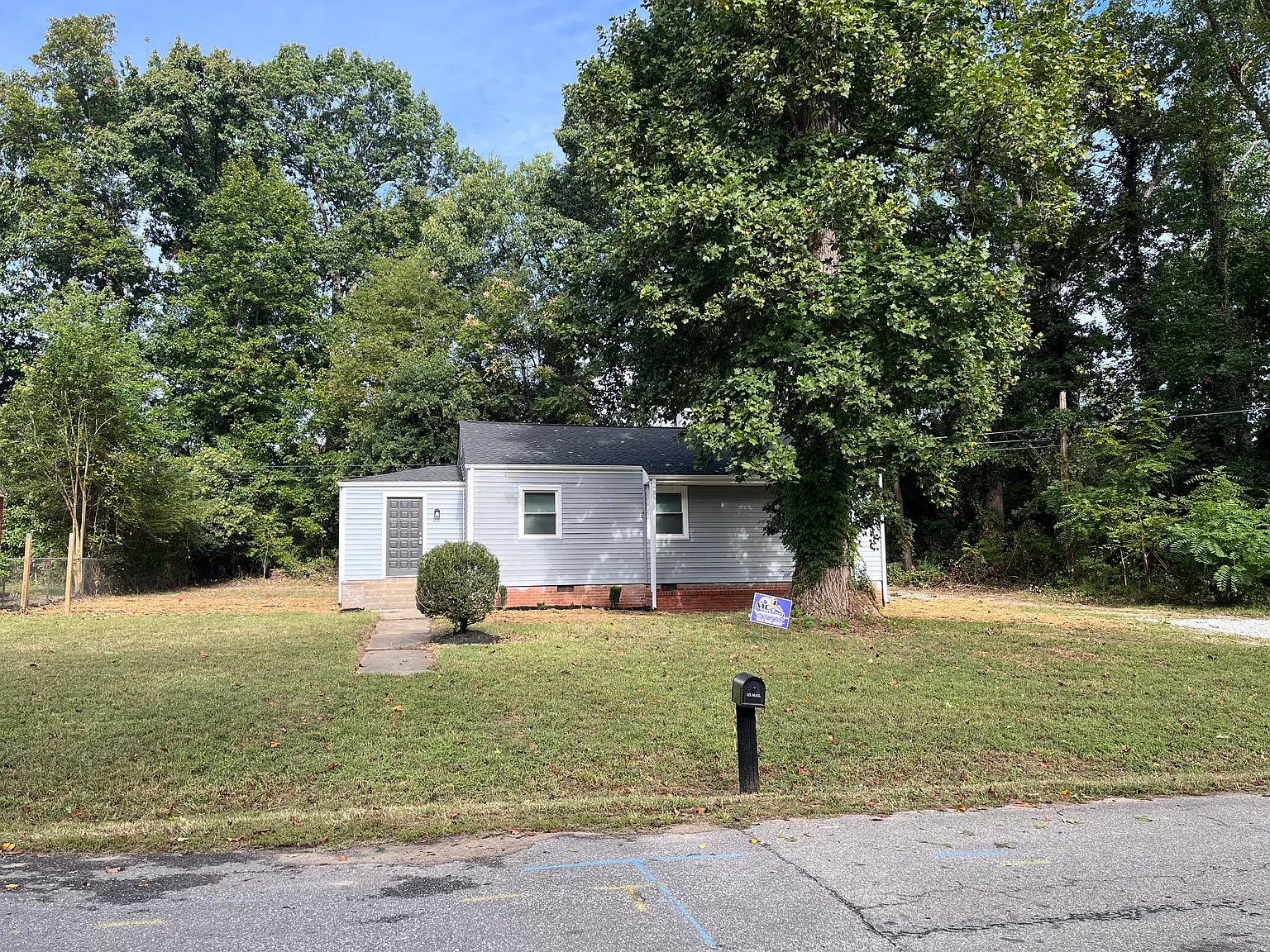 3 bed, 1.5 bath, 1084 sqft, $1,900 — Photo 1