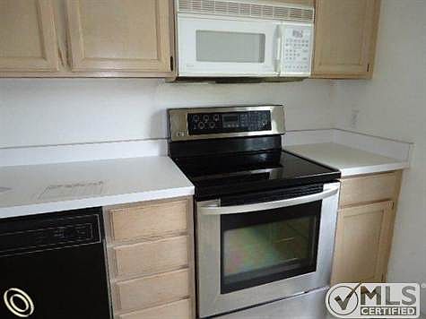261-904883 Kitchen 1.JPG