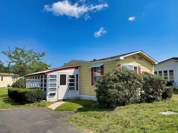 4 Fair Ln, Westfield, MA 01085
