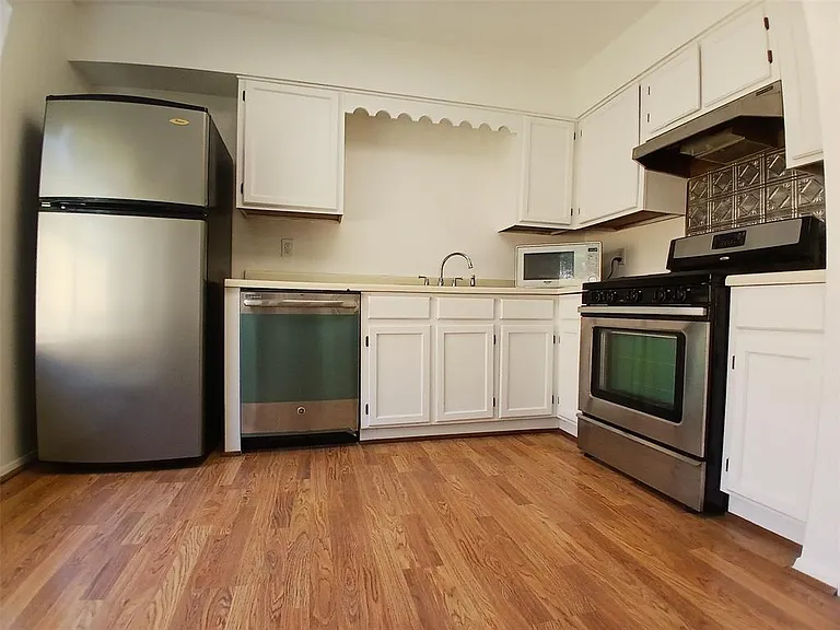 1126 E Brompton Dr — Photo 7