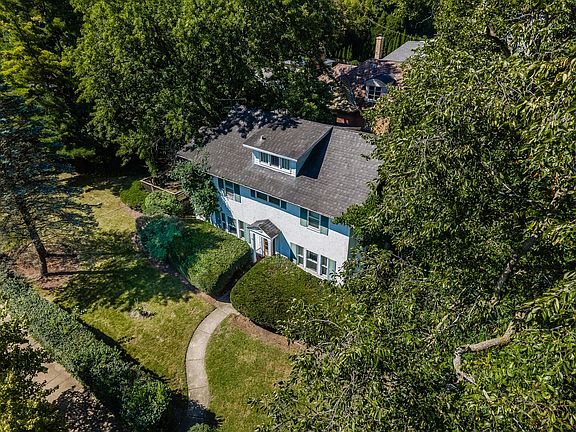 2nd image of 590 Willow Rd