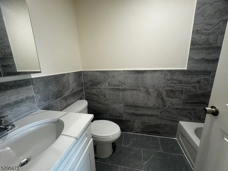 3 bed, 1200 sqft, $2,000 — Photo 3
