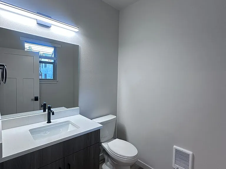 823 SE 5th St #4 — Photo 6