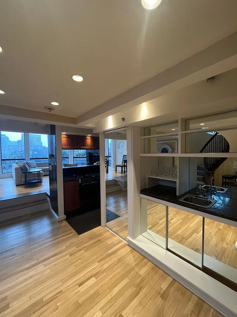 No Brokers Fee Penthouse in Back Bay. — Photo 4