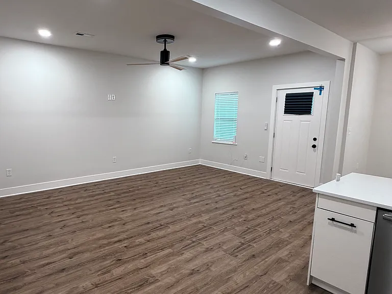 2027 Agnes Ave — Photo 4