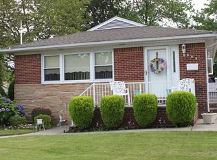 684 W Fingerboard Rd, Staten Island, NY 10305