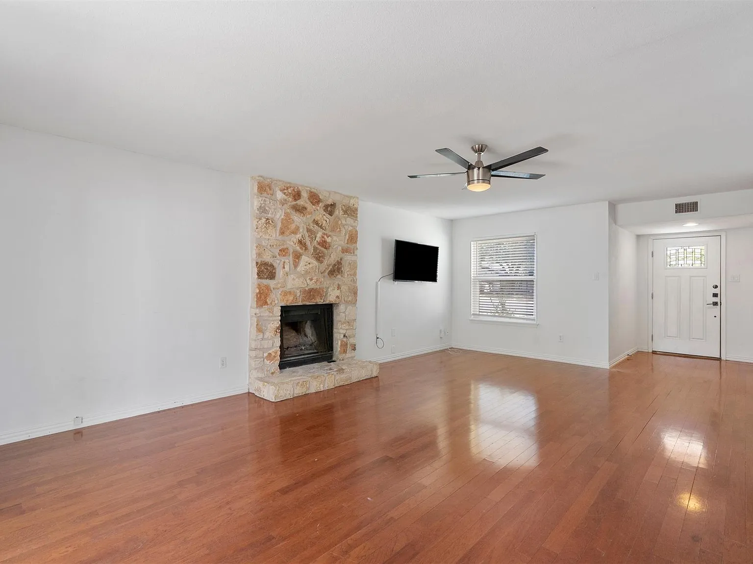3 bed, 2.5 bath, 1646 sqft, $2,150 — Photo 3