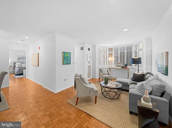 7111 Woodmont Ave APT 918, Bethesda, MD 20815