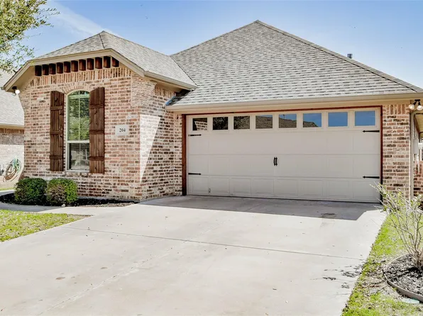 204 Captains Ct, Granbury, TX 76049