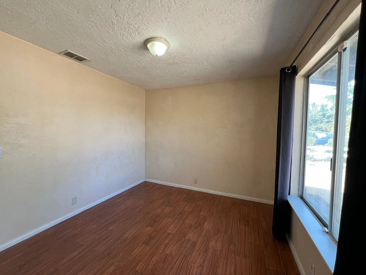 Spacious 5-Bedroom Home with Large Backyard in Apple Valley — Photo 2