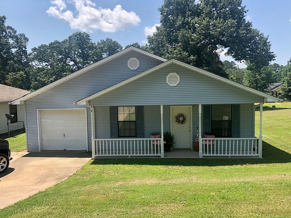Beautiful country setting right in the city of Benton, new paint, freshly pressure washed and gorgeous tile flooring throughout