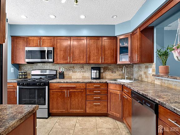 5th image of 299 Hampshire Dr