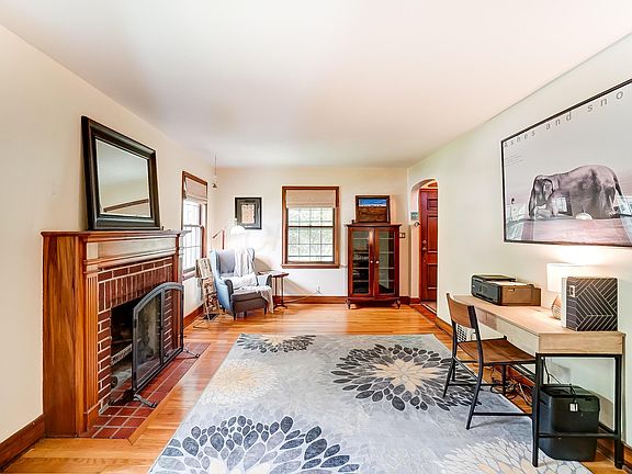 3rd image of 207 W Dominion Blvd