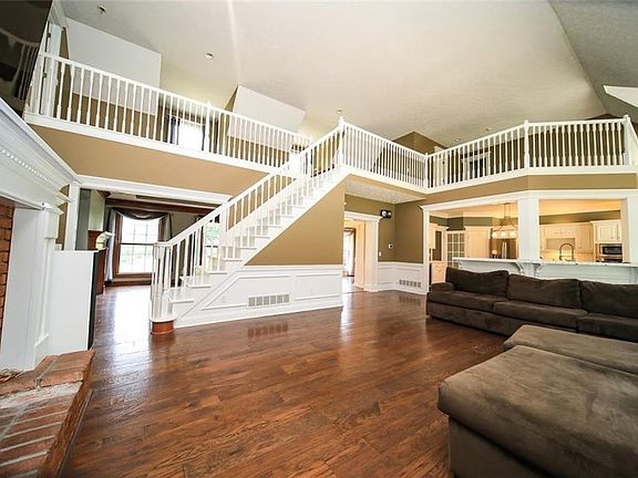 4th image of 10610 Mount Royal Dr