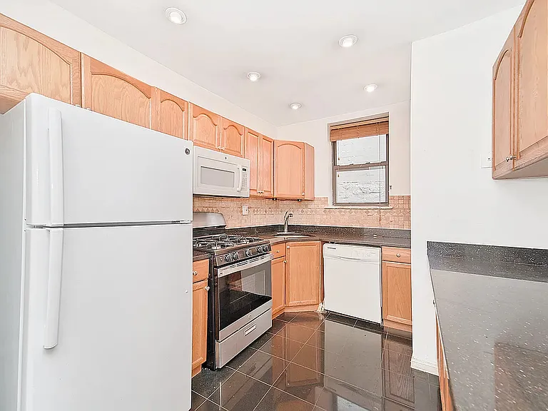 152 E 22nd St #5-C — Photo 11