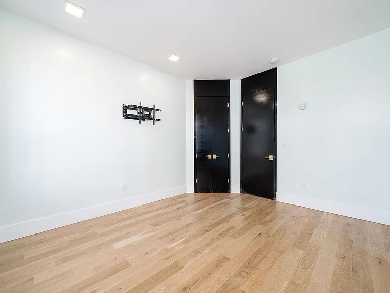 541 Newark Ave #3R — Photo 6