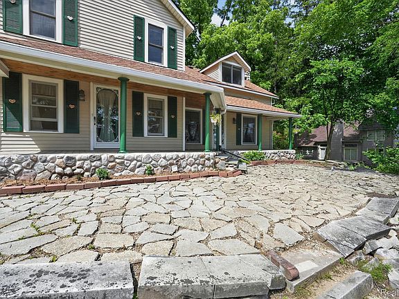 3rd image of 31620 W Eleven Mile Rd