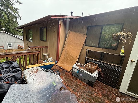 3rd image of 1520 NW Lakehill Circle