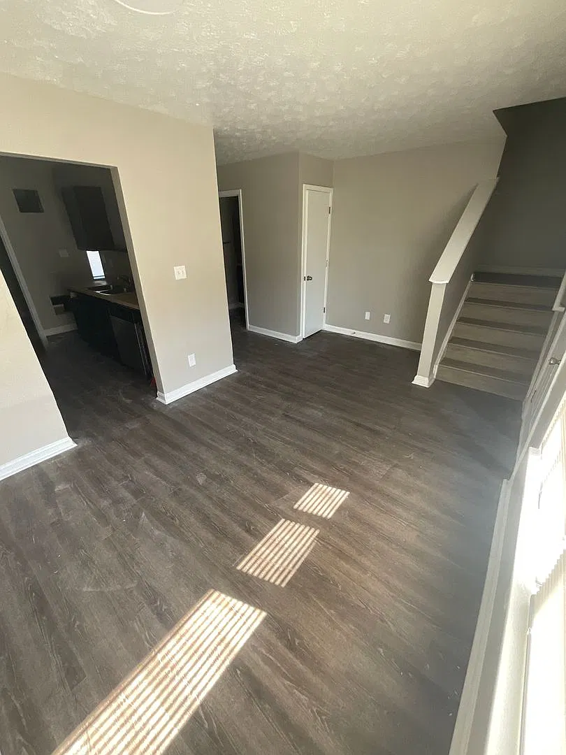 3 Bedroom, 1.5 Bathroom Single House — Photo 2