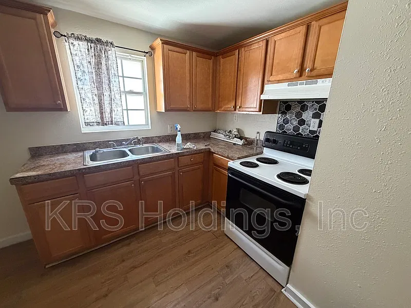2 bed, 1.0 bath, 840 sqft, $1,050 — Photo 2