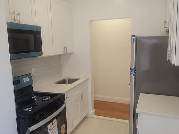 5th image of 246 Summit Ave APT 210