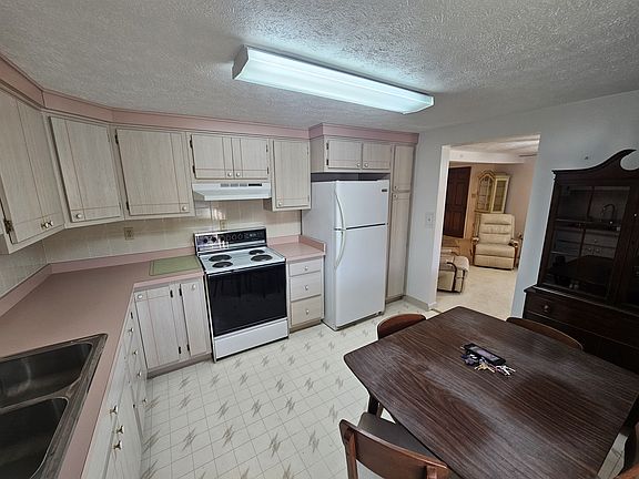 3rd image of 440 Drummond St #1