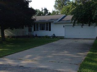 410 Crescent Dr, Edmore, MI 48829