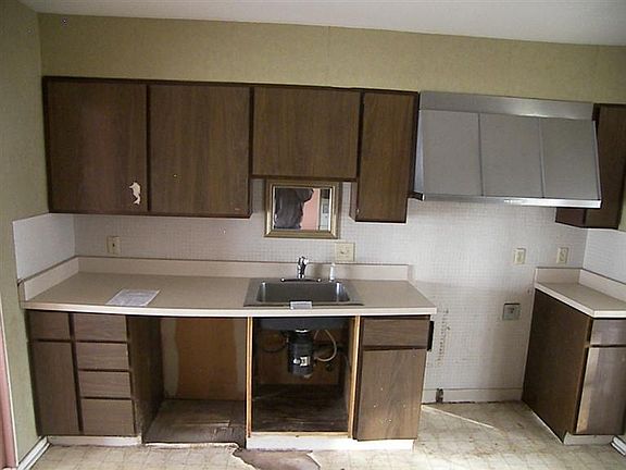 5th image of 1624 Redbush Ave