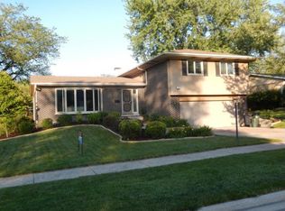 15401 Pine Dr, Oak Forest, IL 60452