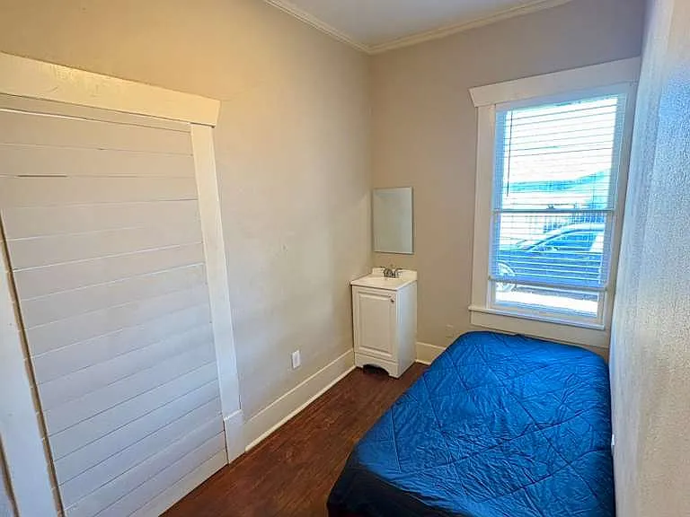 3008 Glen Rae St — Photo 2