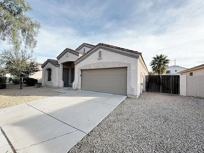 2421 W Ellis St — Photo 2