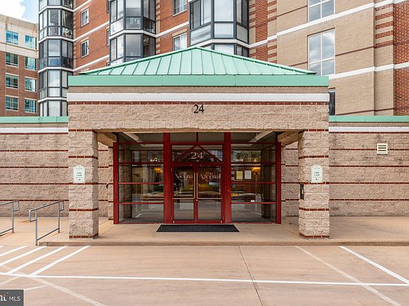 2nd image of 24 Courthouse Sq N #506