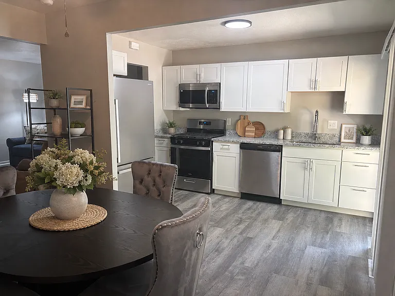 2-Bedroom Remodeled Unit across from Lake Erie — Photo 18