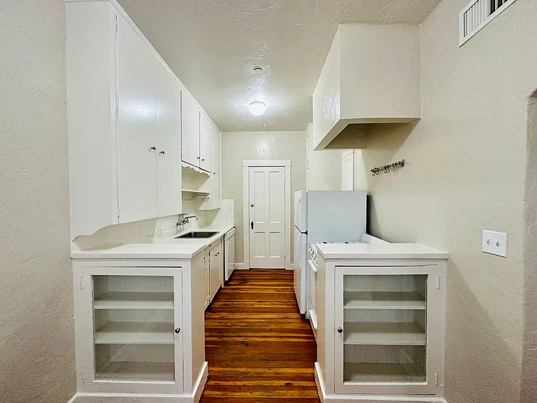 Don Martin Historic Apartments! — Photo 28