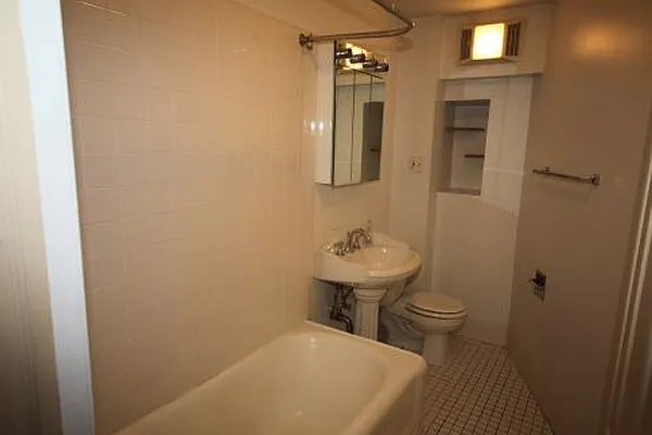 Rented by Metropolitan Realty | media 79