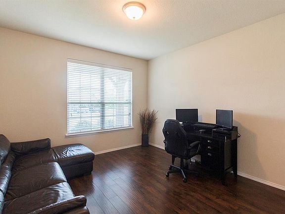 3rd image of 1605 Meadow Trail Lane
